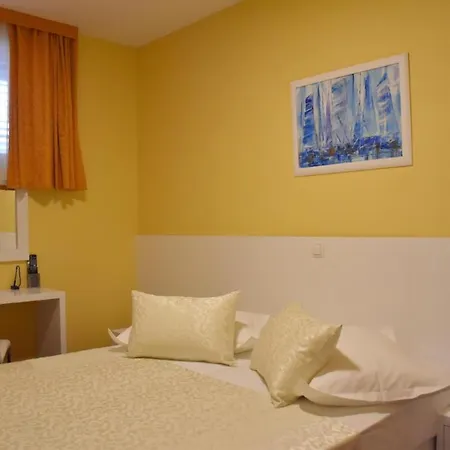 Room In Bb - Room For 2 Persons In Villa Riva Konukevi *